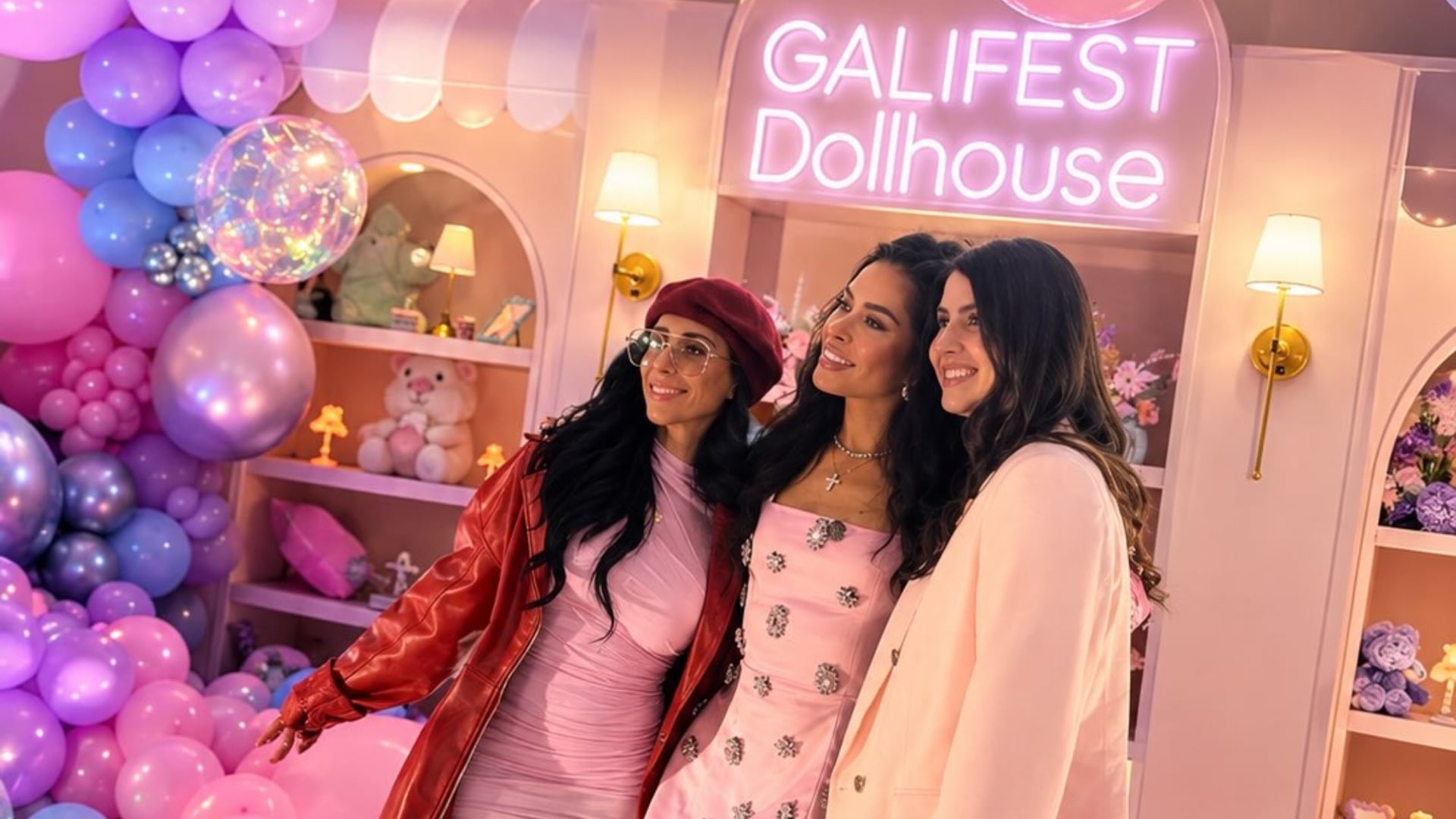 Heydee Hofmann posa junto a dos mujeres durante la celebración del evento Galifest Dollhouse frente a una escenografía de tonos rosa. (Instagram: Heydee Hofmann)