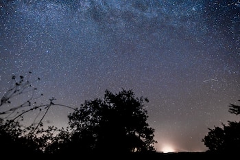 Lluvia de Perseidas vista desde la Sierra de Guadarrama, a 12 de agosto de 2024, en Buitrago de Lozoya, Madrid. (Diego Radamés / Europa Press)