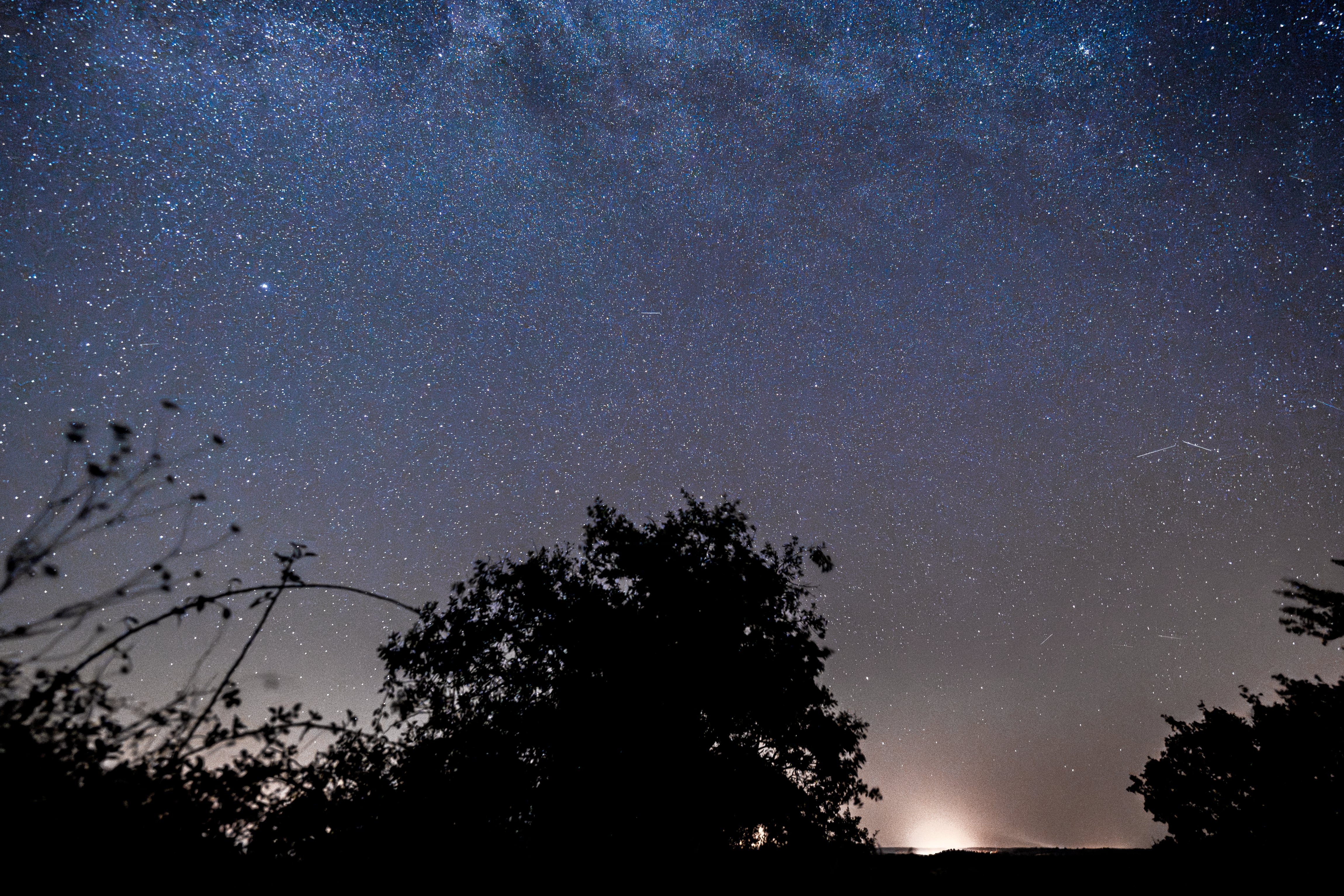 Lluvia de Perseidas vista desde la Sierra de Guadarrama, a 12 de agosto de 2024, en Buitrago de Lozoya, Madrid. (Diego Radamés / Europa Press)