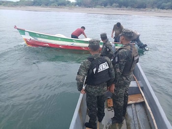 Personal naval localizó la embarcación “Mi Ileyi” después de que quedara a la deriva frente a las costas de Cedeño por una falla mecánica. (FOTO: Fuerzas Armadas de Honduras)
