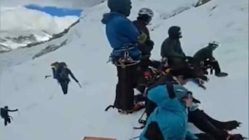 Montañistas salvan de morir tras avalancha en nevado Alpamayo.