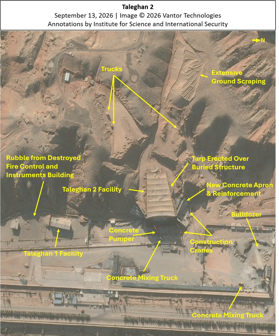 Imagen satelital de Taleghán 2, en el complejo militar de Parchín, tomada el 13 de septiembre de 2026. Una gran lona cubre la estructura subterránea destruida para ocultar los trabajos de reconstrucción a la vigilancia satelital y aérea, mientras camiones volquete, bulldozers, bombas y mezcladoras de hormigón y grúas operan en distintos puntos del predio. / Vantor Technologies / Institute for Science and International Security