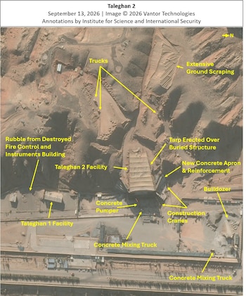 Imagen satelital de Taleghán 2, en el complejo militar de Parchín, tomada el 13 de septiembre de 2026. Una gran lona cubre la estructura subterránea destruida para ocultar los trabajos de reconstrucción a la vigilancia satelital y aérea, mientras camiones volquete, bulldozers, bombas y mezcladoras de hormigón y grúas operan en distintos puntos del predio. / Vantor Technologies / Institute for Science and International Security