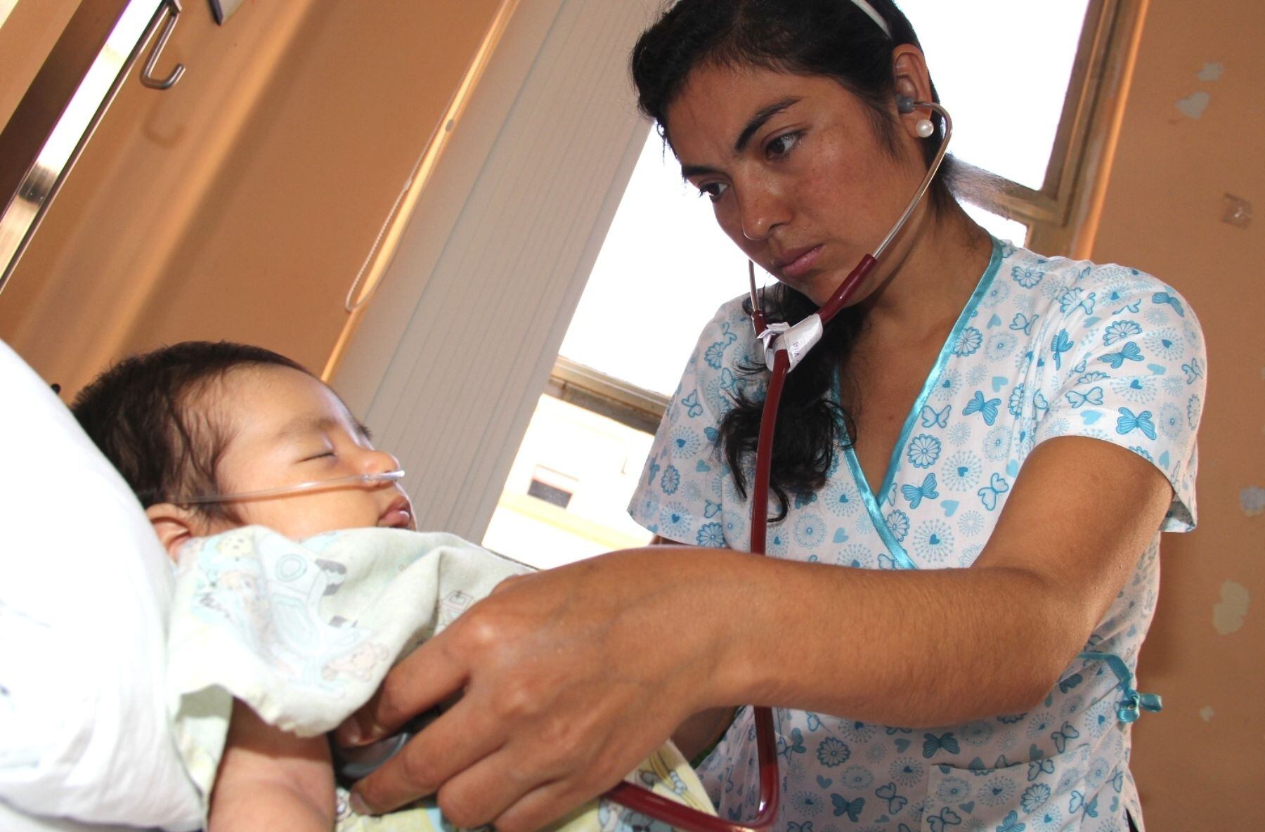 Recién nacidos suelen enfermarse con facilidad en invierno. (Foto: Andina)