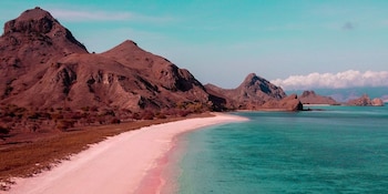 Pink Beach se destaca como una de las playas de arena rosa más fotografiadas del mundo por su belleza natural (Wikimedia Commons)