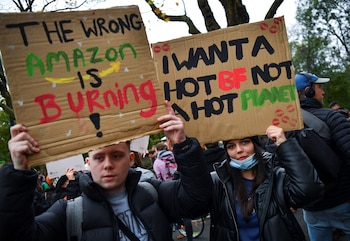 Manifestantes con pancartas asisten a