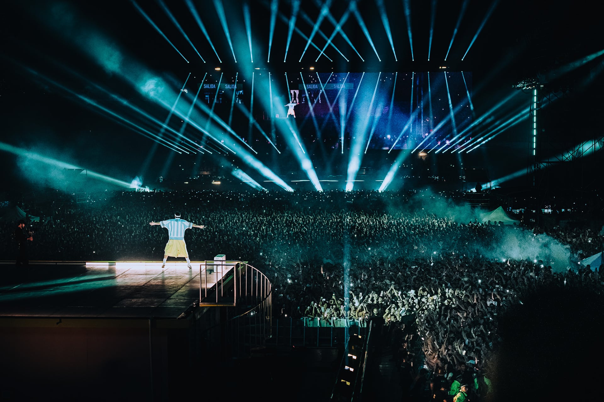 El artista vistió la camiseta argentina número 19 en homenaje a Lionel Messi y sus primeros pasos en la Selección