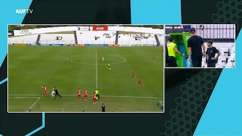 El árbitro revisa el VAR