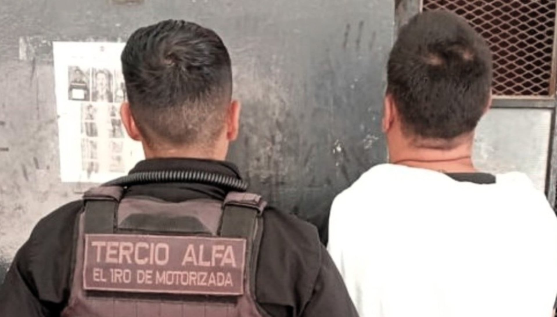 El hombre detenido es escoltado por un efectivo de la Brigada Motorizada (Rosario3)