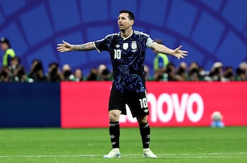 La eficiencia cerebral de Messi reduce el costo físico, ya que se ubica mejor y acelera solo cuando la jugada lo requiere, logrando un equilibrio entre gasto de energía y producción de impacto, algo que los expertos consideran una forma sofisticada de gestión dentro del fútbol profesional (EFE/EPA/RONALD WITTEK)