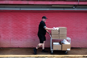Russell Roegels lleva un pedido de catering a su camión. "Hoy en día todos corren riesgos; una mala semana puede significar el cierre", comentó (Antranik Tavitian/For The Washington Post)