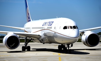 Una auxiliar de vuelo de United Airlines detectó un mensaje amenazante en el teléfono del pasajero durante el trayecto hacia Newark (EFE/Tannen Maury/Archivo).