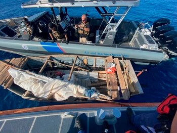 Imagen de archivo: Fotografía del 8 de febrero de 2021, cedida por la Guardia Costera de EE.UU., donde se muestra a un agente del equipo de Operaciones aéreas y marítimas del Servicio de Aduana y Protección Fronteriza mientras intercepta una rústica embarcación frente a los Cayos de Florida (EE.UU.). EFE/Guardia Costera EE.UU.
