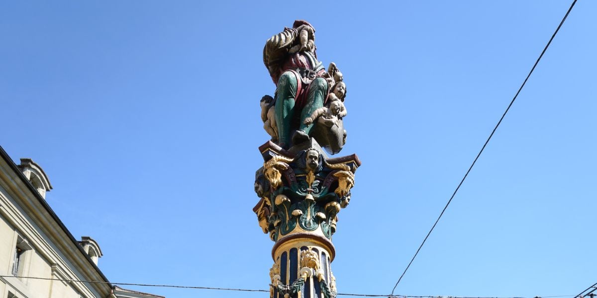 El monumento, levantado hace quinientos años, revela la evolución de temores sociales, leyendas antijudías y la búsqueda actual de una mirada crítica sobre el arte público
(Wikipedia)