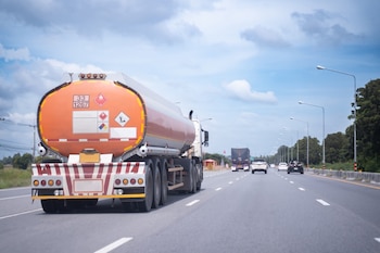 El transporte de materiales radiactivos se encuentra regulado por normas específicas que establecen condiciones para cada instancia del proceso (Imagen: Shutterstock)