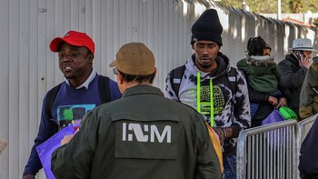 México regulariza a 12 migrantes