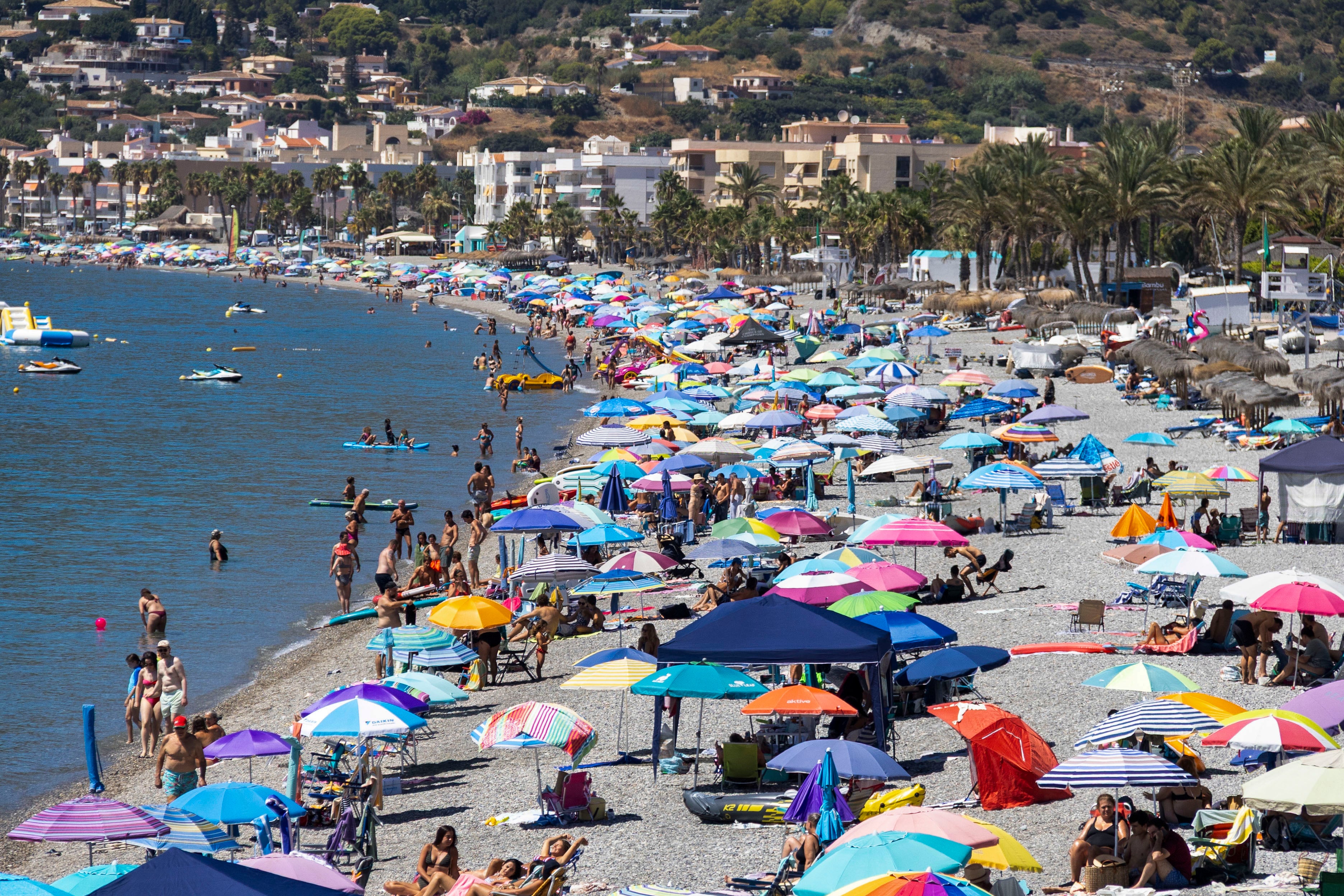 Multitud de personas disfrutan del último domingo de agosto en la playa de La Herradura, en la costa de Granada. (EFE/Alba Feixas)