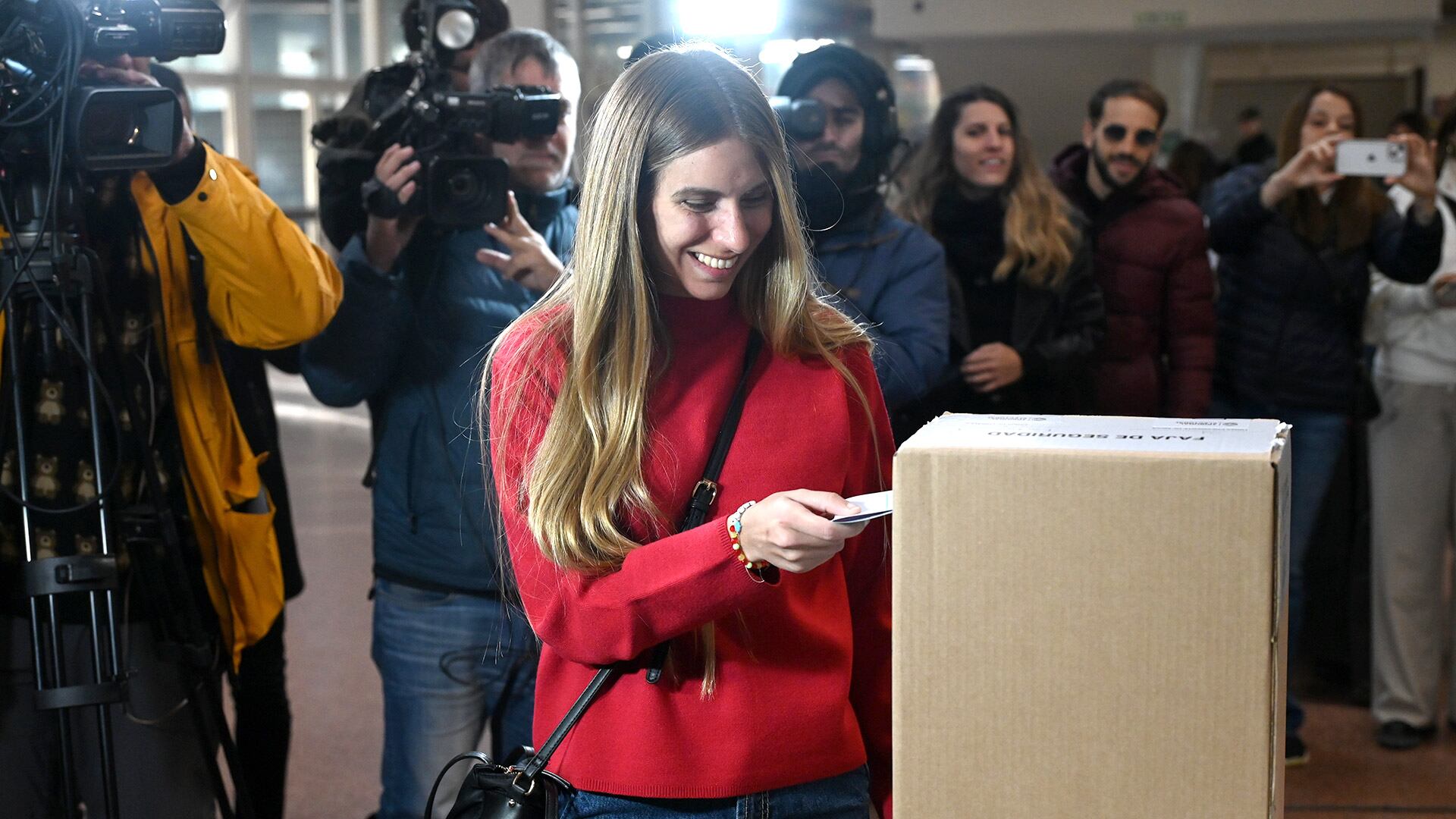 Lula Levy votó antes de las 9 de la mañana en el Lenguas Vivas (RS Fotos)