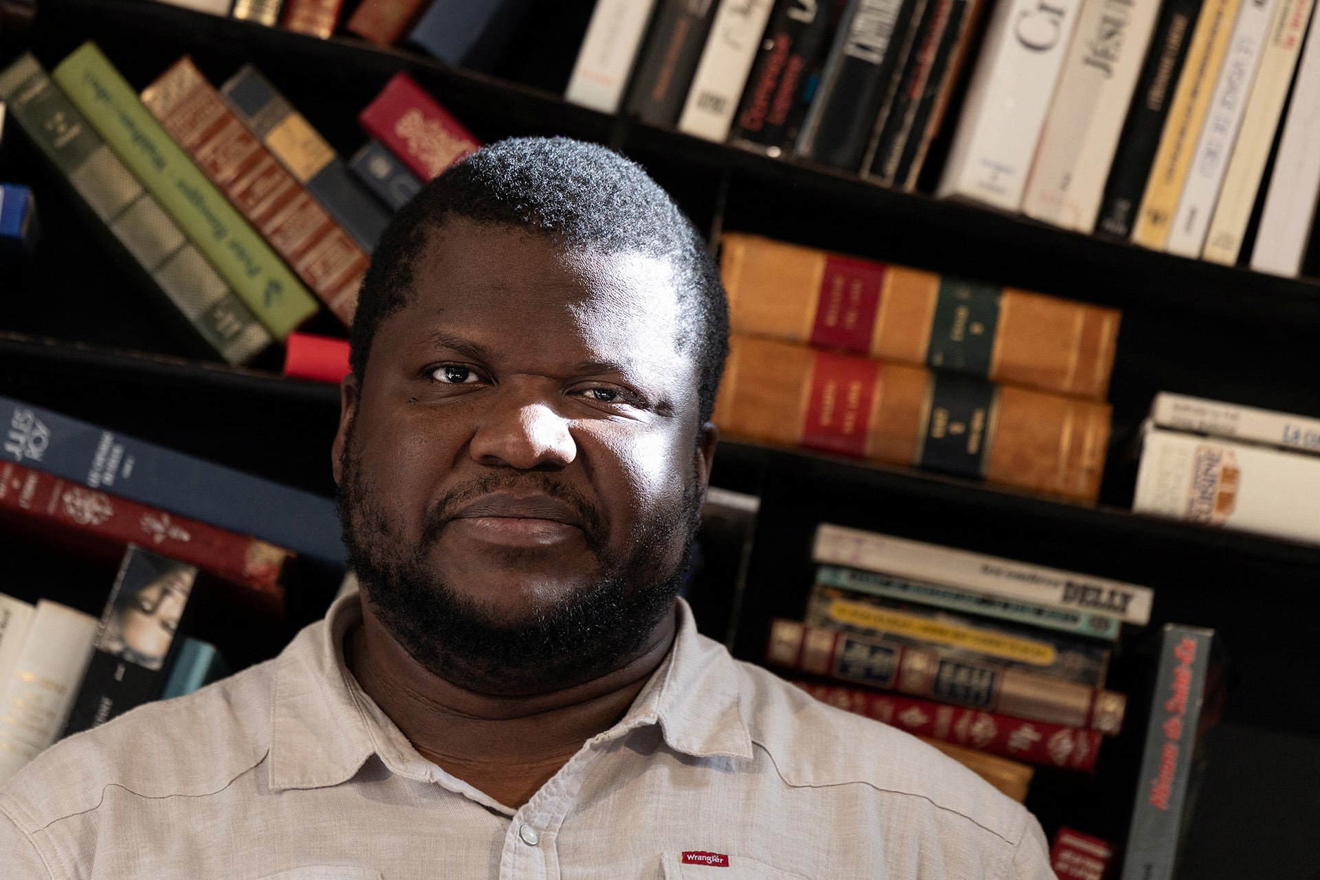 El autor Thélyson Orélien rechazó el uso de tecnología generativa en su novela y denunció haber sufrido ataques racistas