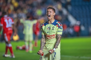 Brian Rodríguez celebra un gol marcado por Jonathan Rodríguez en la cancha del Estadio de la Ciudad de los Deportes (Twitter/@ClubAmerica)