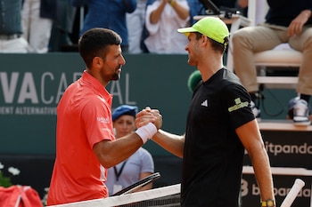 Djokovic y Hurkacz se saludan