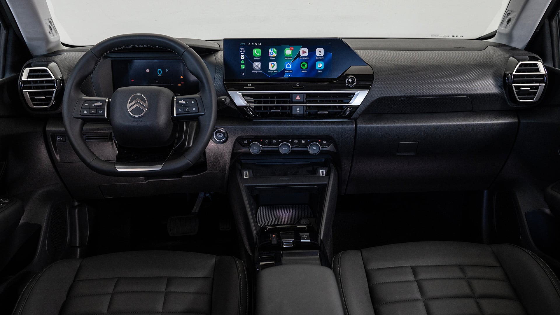 El interior del nuevo Citroën C4 Híbrido, que marca el regreso de la marca francesa al segmento C y presenta su primer modelo híbrido en el mercado argentino. (Stellantis Argentina)