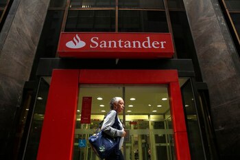 Una mujer pasa por delante de una sucursal del Banco Santander. (REUTERS/Pilar Olivares)