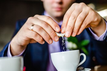 Una nueva investigación vincula el consumo del edulcorante artificial común eritritol con mayores probabilidades de sufrir coágulos sanguíneos