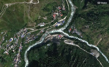 Las imágenes satelitales evidencian el colapso simultáneo del lecho rocoso y el glaciar en Langtang Lirung (Credit: Satellite image ©2026 Vantor via AP)