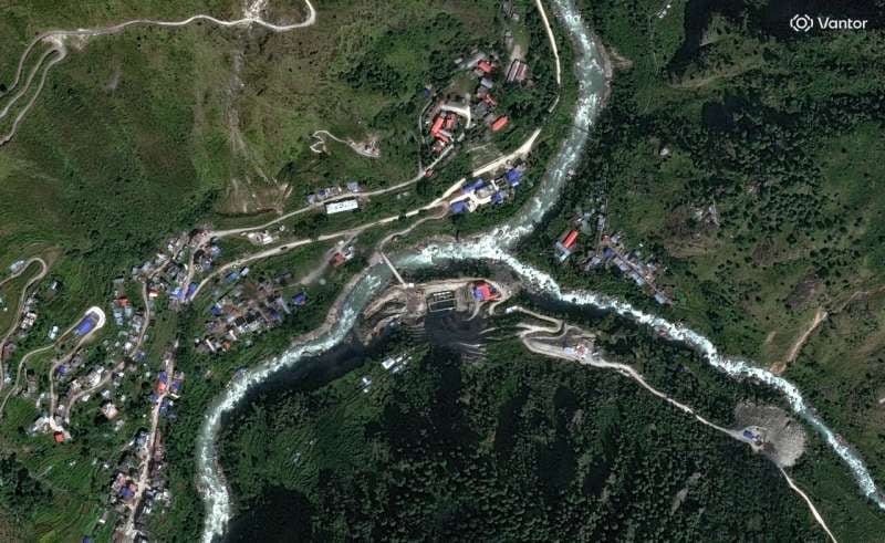 Las imágenes satelitales evidencian el colapso simultáneo del lecho rocoso y el glaciar en Langtang Lirung (Credit: Satellite image ©2026 Vantor via AP)
