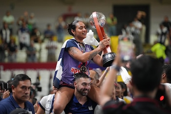 Esmeralda Sánchez levantando el trofeo de la Liga Peruana de Vóley por tercer año consecutivo.