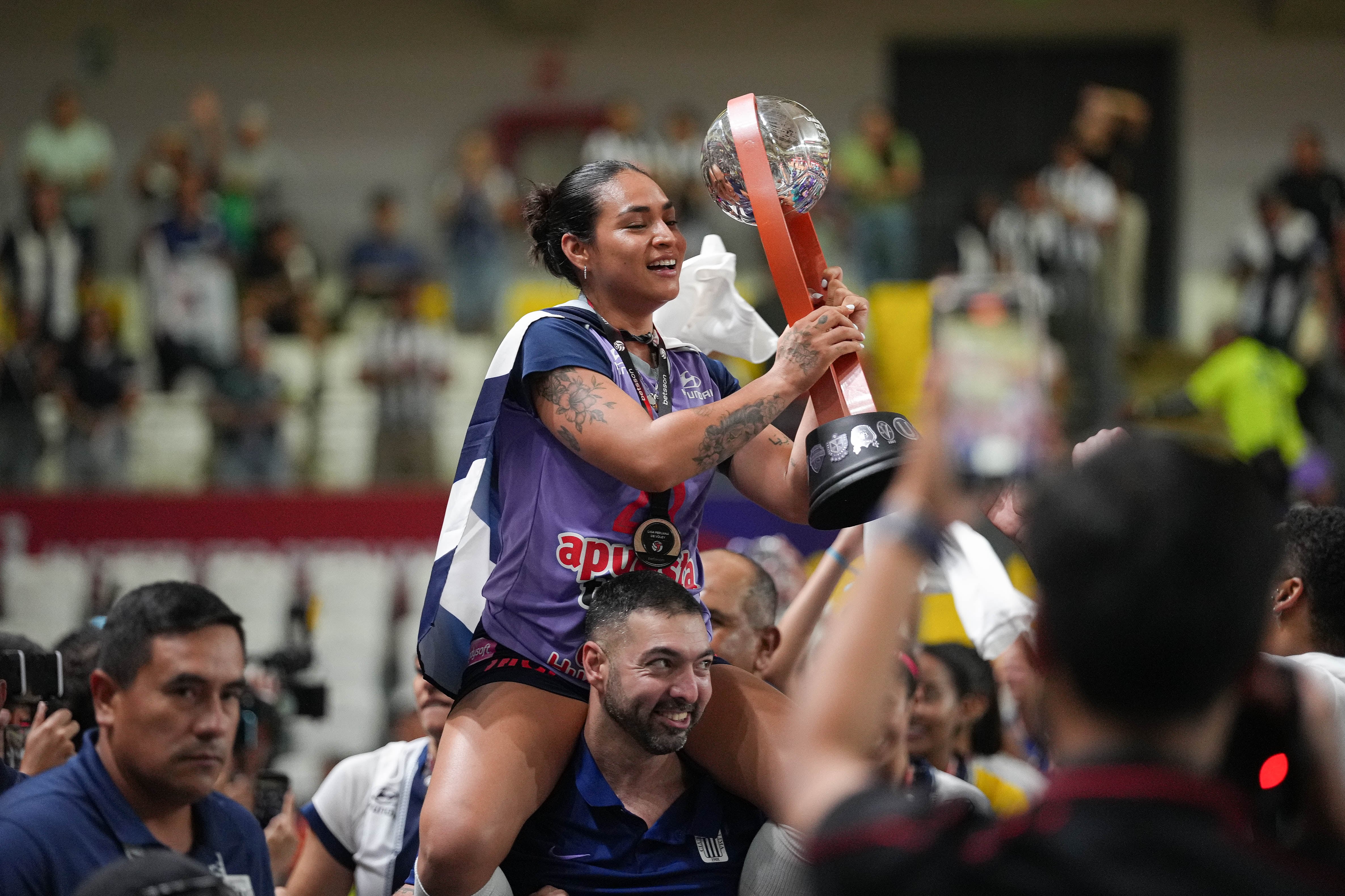 Esmeralda Sánchez levantando el trofeo de la Liga Peruana de Vóley por tercer año consecutivo. Crédito: FPV