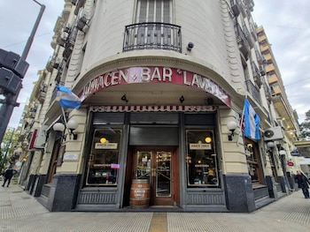 El frente del Almacén Bar