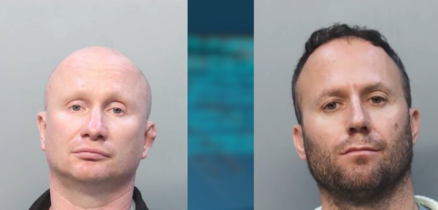La policía de West Miami arrestó a Pylyp Voinov y Anton Levkun por instalar un dispositivo de clonación en un supermercado (NBC News)
