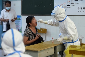 Una trabajadora sanitaria realiza un testeo en Wuhan (REUTERS/Stringer)