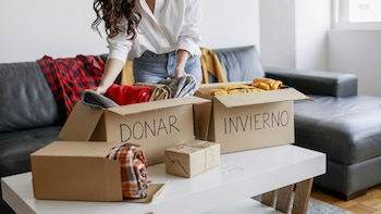 La forma correcta de deshacerte de ropa y donarla sin complicaciones: evita los errores frecuentes y prepara las cajas de esta manera