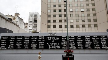 El hombre merodeaba el edificio