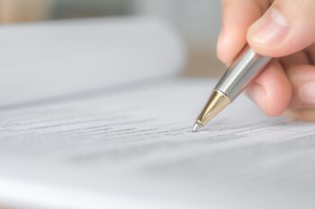 Respondiendo encuesta (Freepik)