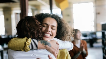 Los abrazos podrían impactar positivamente