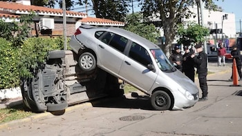 Una jubilada confundió los pedales al salir del garaje, atropelló a un niño y su auto terminó encima de una camioneta