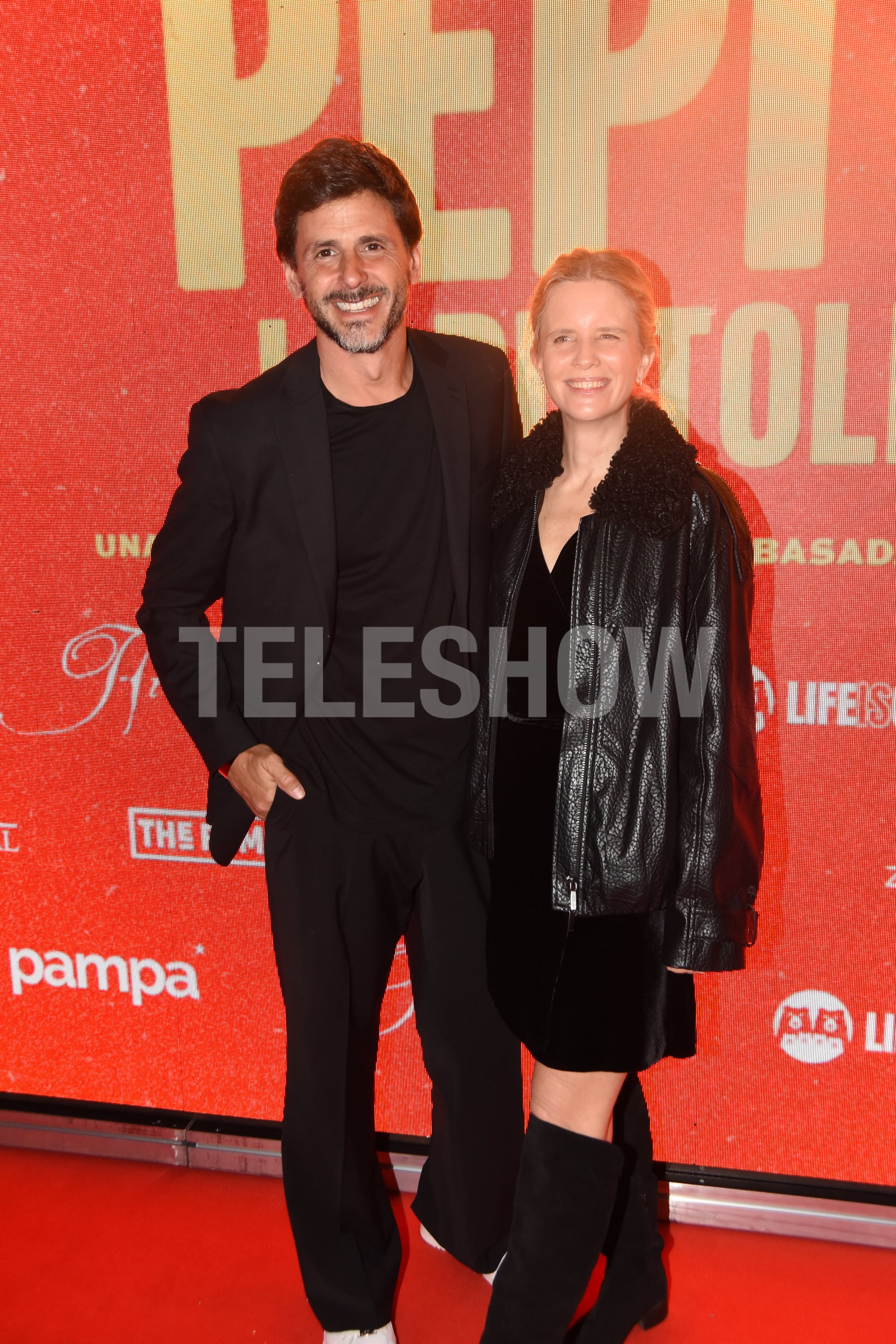 Darío Turovelzky, ex CEO de Telefe y su pareja, Sofía Soldati, en la alfombra roja con sus looks total black