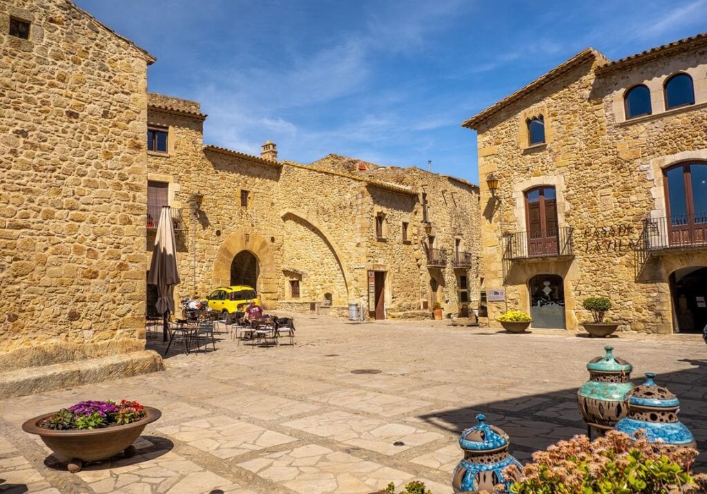 Plaza Mayo de Pals en Girona, Cataluña (Catalunya Turisme)