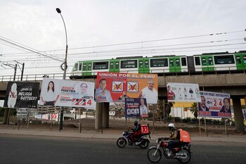 Fotografía de varios carteles electorales