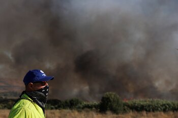 Humo provocado por fuegos desatados en la zona donde cayó el cohete de Hezbollah que mató un ciudadano israelí cerca de la frontera con El Líbano (REUTERS/Ricardo Moraes)