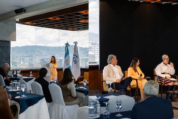Dos fotografías contiguas muestran a una oradora en un atril con banderas y a tres panelistas sentados frente a un público.