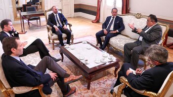 El brasileño Viana Rocha, rodeado