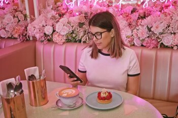 Una comensal disfruta de un