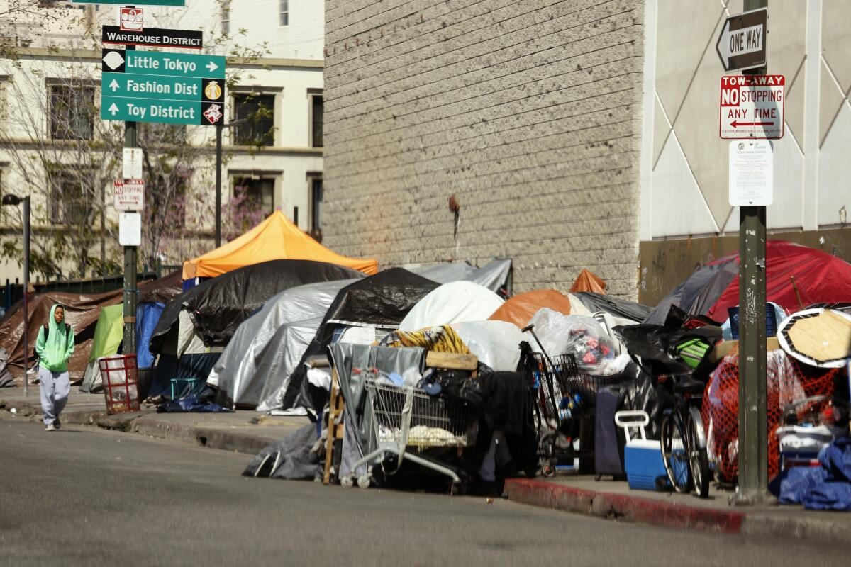 El proyecto Fourth & Central fue presentado en 2021 y atravesó una revisión con estudios ambientales y objeciones por su escala y su posible efecto de gentrificación en Little Tokyo (Los Angeles Times)