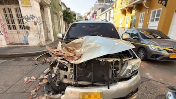 Balcón de una casa antigua se desplomó sobre una camioneta en movimiento y generó caos vehicular en Getsemaní, Cartagena