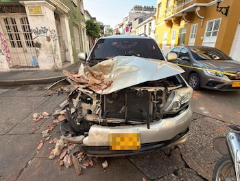 La camioneta estaba en movimiento cuando le cayó el balcón - crédito Datt Cartagena